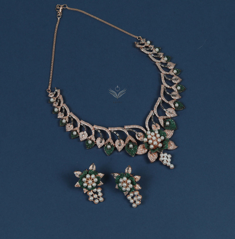 Pearl petals emerald green necklace set