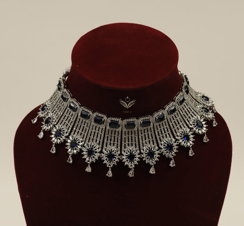 Lustrous lace necklace set